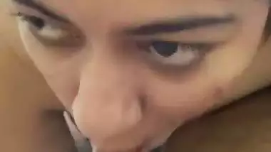 Sexy nude babe gives a desi blowjob to her guy