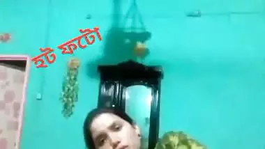 Bangla naked girl fucks her pussy with brinjal