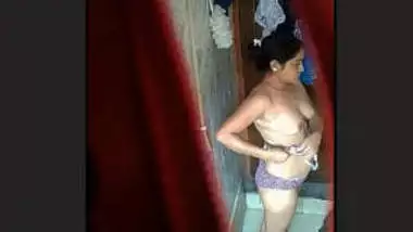 Nude Desi Hidden Cam Bathing hindi fuck at Indianauntyporn.net