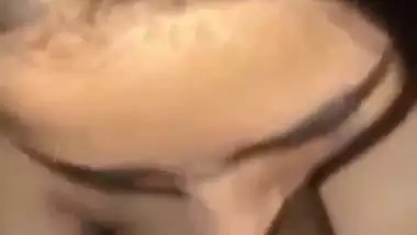 Delhi babe gives a sexy blowjob in Indian sex video