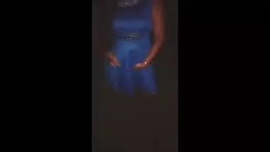 Desi aunty showing her pussy