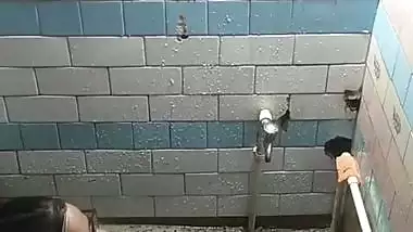 Chubby MILF bathing caught by neighbor viral MMS