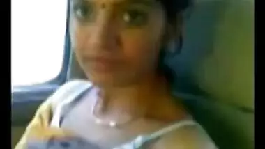 Smart Mature Indian Aunty Boobs Show in CAR