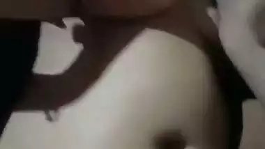 Chubby Bangla lady allows her cousin to press her boobs