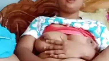 Chubby bhabhi fingering cunt in horny mood viral MMS