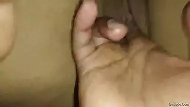 Indian girl wet pussy eaking pussy