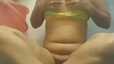 Desi lady masturbation – Fingering in Bathroom video