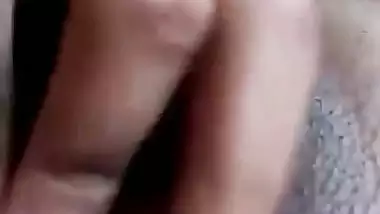 A desi nude Indian girl exposes her naked body in MMS